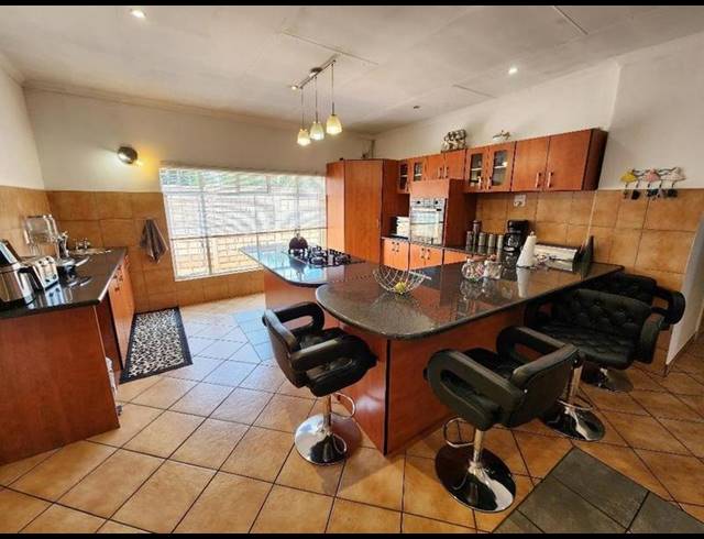 4 BEDROOM HOUSE FOR SALE IN FLORENTIA